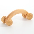 Manueller hölzerner Massageroller mit gebogenem Griff und vier gezahnten Rollen - Nagel-Vierrad-Massagegerät (16x6.5cm)