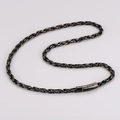 Detail einer Vintage Edelstahl-Kette mit geflochtenem Muster und Clipverschluss im Retro-Stil - Stil 1