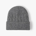 Gorro de punto trenzado gris con dobladillo acanalado y textura térmica gruesa de invierno - gris oscuro