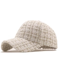Weiße und goldene Tweed-Baseballkappe mit luxuriöser Textur auf weißem Hintergrund - Weiß-Gold-Webart-Stil (01)