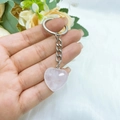 Porte-clés en quartz rose naturel en forme de cœur avec anneau en métal argenté - Cristal de roche