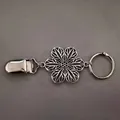 Détail d'un clip à pull rétro en métal argenté avec motif floral et pince crocodile robuste - Style 28 (Clip de porte-clés creux fleur d'argent)