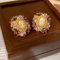 Orecchini vintage dorati con cammeo bianco e cristalli viola in stile retrò francese - Orecchini a Bottone Vintage con Ritratto in Rilievo Viola (Perno S925 N.2)
