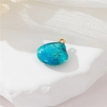 Detailaufnahme eines blauen Emaille-Muschelanhängers mit goldener Öse für Schmuckherstellung - H-12091 Kleine Muschel / Cyan