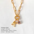 Collana in acciaio inossidabile placcata oro 14K con lettera K e zircone viola - Lettera K (XNL0079)