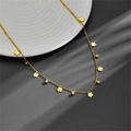 Elegante gouden klaverketting met kristallen accenten en fijne schakels op modern decor - Klavertje Vier Ketting met Zirkonia