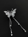 Detailaufnahme der silbernen Schmetterlingshaarklammer mit Zirkonia und langen Quasten - Haarklammer - Schmetterling Quaste Stil / Silber