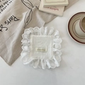 Détail d'un dessous de verre carré blanc avec bordure en dentelle cœur et petite étiquette - Blanc Mini Dessous de Verre