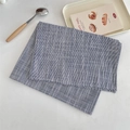 Gros plan de sets de table en coton et lin à rayures bleues et blanches aux coutures nettes - Texture Bleu Foncé