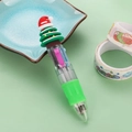 Penna a sfera natalizia a 4 colori con fusto verde e decorazione a forma di alberello - Nuova serie di Natale-Albero con cappello