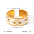 Vista detallada del anillo de ojo dorado con diámetro 2,04cm y ancho de 0,82cm - Estilo Decorativo de Múltiples Ojos con Esmalte Blanco (HC-R30407)