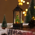 Dettaglio di una lanterna natalizia in bronzo con albero festivo e luci a LED accese - Albero di Natale