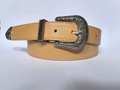 Elegante cinturón de cuero beige para mujer con hebilla plateada vintage grabada - 108cm / Caqui