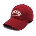 Dettaglio cappellino da baseball rosso con ricamo BREEZE ed effetto visiera usurata - Borgogna / M (56-58cm)