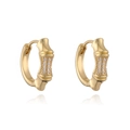 Orecchini a cerchio in stile bambù placcati oro 18K con zirconi su sfondo bianco - Orecchini a Cerchio Dorati a Nodo di Bambù (45633)