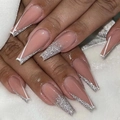 Lange ballerina kunstnagels met zilveren glittertips en witte lijnaccenten - JP3078 (Lijmstijl)