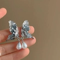 Dettaglio dell'orecchino a farfalla con cristallo blu e perle bianche pendenti - Orecchini Pendenti con Perla a Goccia e Farfalla con Trama di Ghiaccio Blu (7# Perno Argento-Argento)