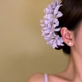 Épingle à cheveux élégante en tissu à fleurs violettes pour femmes en gros plan détaillé - Violet