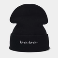 Dettaglio del berretto in maglia nera con ricamo baba bianco sul risvolto piegato - Nero Baba