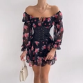 Schulterfreies Minikleid mit Blumenmuster in Schwarz und Schnürung an der Taille - S / Schwarz
