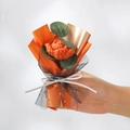 Handgefertigter gestrickter orangefarbener Rosenstrauß in eleganter Geschenkverpackung - Gestrickte orangefarbene Rose