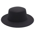 Vue détaillée de dessus d'un chapeau de feutre noir à bord large sur fond blanc - 6.5cm Largeur de Bord / Dôme Gris Foncé