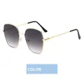 Große Sonnenbrille mit grauem Farbverlauf und elegantem goldfarbenem Metallrahmen - Doppelte Graue Linsen