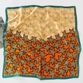 Foulard quadrato in seta con stampa floreale beige e foglie d'acero arancioni - 70*70cm / Foglia di Acero Arancio Cachi