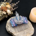 Dettaglio di un pettine per capelli in cristallo di luna fatto a mano su pietra naturale - Cristallo Rosa Verde + Luna Vuota