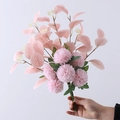 Künstlicher rosa Ping Pong Chrysanthemen Strauß mit Eukalyptusblättern als Deko - Hellrosa