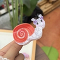 Lindo clip de pelo de caracol en acrílico blanco perlado y naranja para mujer - Pinza de Caracol Concha Roja