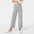 Dettaglio dei pantaloni grigi a vita alta con cintura bianca sottile e trama in denim - S / Grigio chiaro