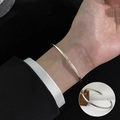 Retro geflochtenes Smile Armreif aus Silber am Handgelenk und Holzsockel gezeigt - Smile Graviert Offen