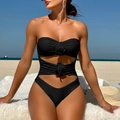Sexy zwart eendelig badpak met 3D-roosdetails en uitsnijdingen op een zonnig strand - S / Zwart
