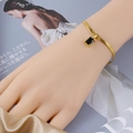 Detalle de pulsera de cadena de serpiente dorada con piedra negra cuadrada en la muñeca - Pulsera(17+5cm) / Dorado + Circonita negra