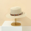 Cappello di paglia a testa piatta con cintura di borchie su supporto in metallo - Beige