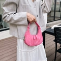 Schicke Halbmond-Schultertasche aus pinkem Lackleder mit modischer Knitteroptik - Rosarot