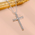 Detail van een zilveren bamboe kruis hanger met box ketting op roze achtergrond - Bamboe Kruis Stijl (银色-藏银项链-3)