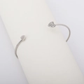 Detailaufnahme des silbernen Armreifs mit doppelten Herzanhängern und Kristallsteinen - Voll Diamant Herz Offene Manschette / Silber