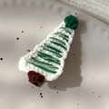 Dettaglio macro di un fermaglio per capelli a forma di albero di Natale fatto a mano - 24450A Albero di Natale a strisce Fermaglio a becco d'anatra