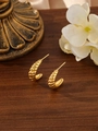 Dettaglio di orecchini a cerchio in acciaio inossidabile placcato oro 18k a spirale - Stile Croissant a Spirale (ZHE767金) / Oro