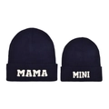 Dettaglio dei berretti in maglia blu scuro per genitore e bimbo con ricamo Mama e Mini - Set Genitore-Figlio MAMA+MINI / Blu navy