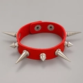 Detailansicht eines roten Punk-Lederhalsbands mit silbernen Metallstacheln und Druckknopf - Rot