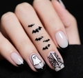 Detailopname van Halloween kunstnagels met spook- en spinnenwebpatronen in Franse stijl - Zwart Wit Frans Geest Vleermuis Glitter Stijl (CW729)