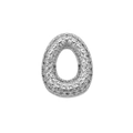 Detailopname van een zilverkleurige ovale bedel met glinsterende zirkonia stenen - Letter O Stijl (DB241108-O)