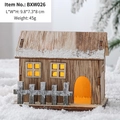 Holz-Weihnachtshaus mit Schnee-Deko und warmem LED-Licht, Maße 9,8x7,3x8cm - Doppelfenster Zaun Hütte (BXW026)