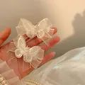 Elegantes pinzas para el cabello de mariposa en malla blanca con perlas para mujeres - 0961 Pinza para el cabello de mariposa bordada con perlas de imitación 2 unidades