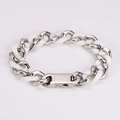 Detailansicht der abwechselnden weißen Keramik- und silbernen Metallglieder mit Klappverschluss - Armband / Stahlweiß