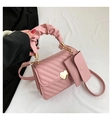 Borsa a tracolla trapuntata rosa con fibbia a cuore dorata e manico a pieghe - Rosa