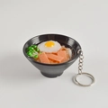 Realistischer japanischer Ramen Schlüsselanhänger mit Spiegelei und Fleischstücken - Schinken-Ei-Nudeln - Mit Schlüsselanhänger